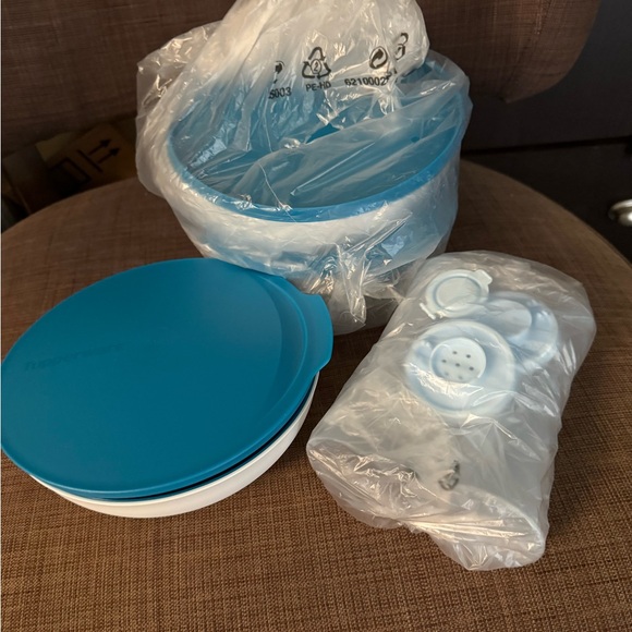 New Tupperware Serving Set - Picture 3 of 5